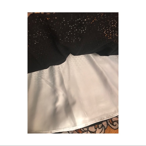 BCBG black eyelets with visible white underlay - Picture 6 of 6